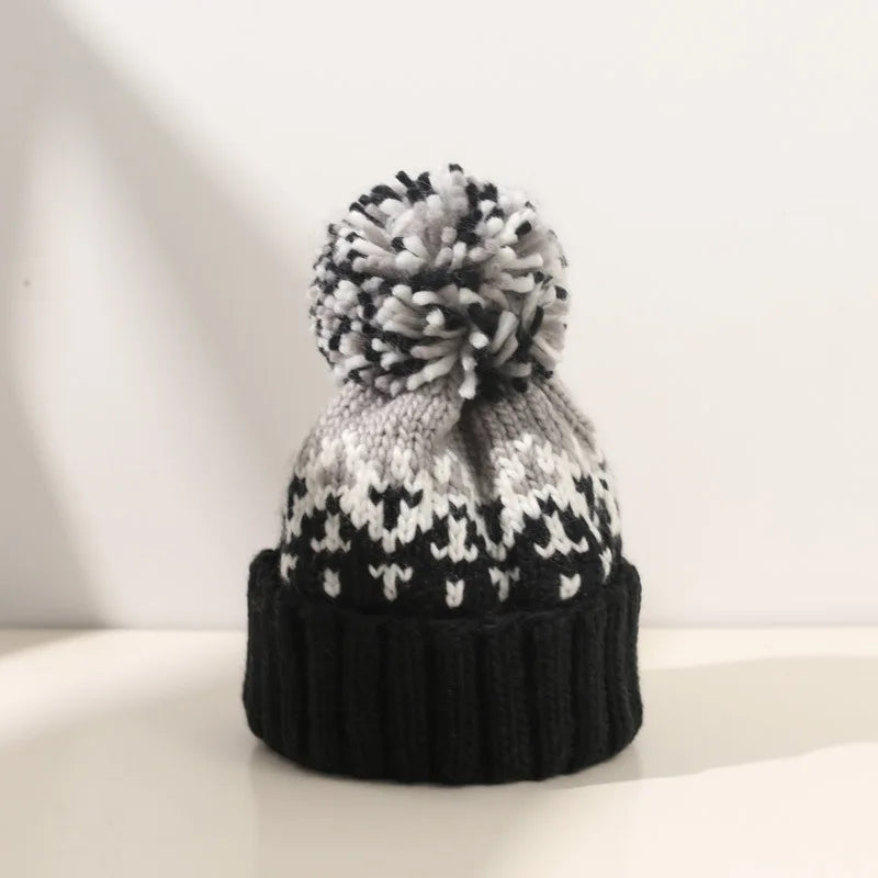 Daisy – Cozy Snowflake Pom Beanie